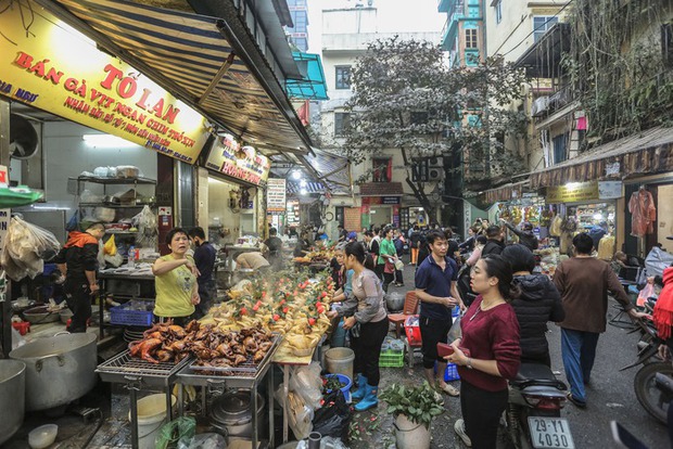 Chợ nhà giàu phố cổ Hà Nội tấp nập người xếp hàng, chen chân mua đồ lễ ngày Táo quân - Ảnh 3.