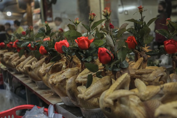 Chợ nhà giàu phố cổ Hà Nội tấp nập người xếp hàng, chen chân mua đồ lễ ngày Táo quân - Ảnh 12.