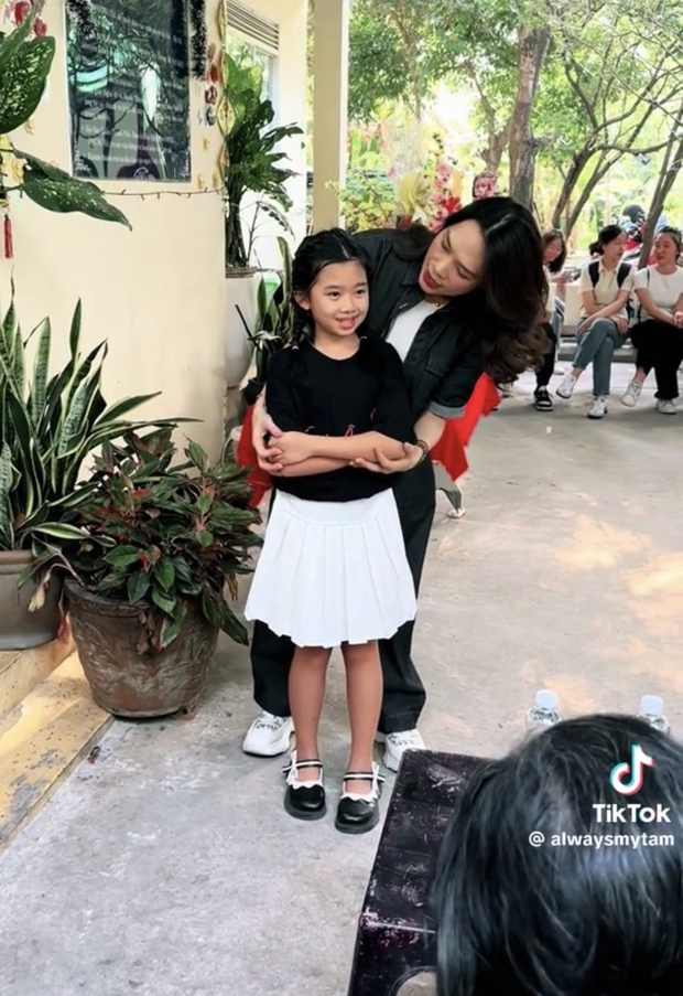 Bất ngờ gặp gỡ con gái cố diễn viên Mai Phương, Mỹ Tâm liền làm 1 chuyện khiến ai cũng xúc động - Ảnh 6.