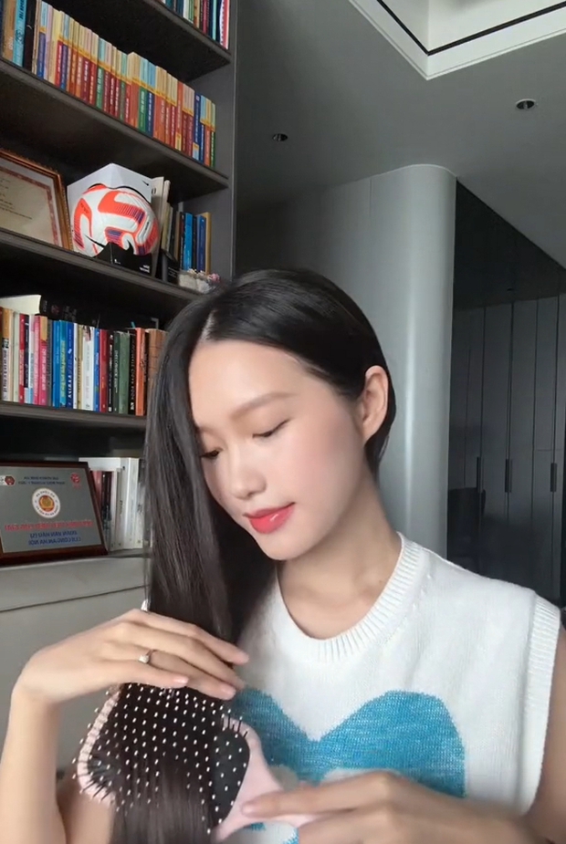 Doãn Hải My ngồi chải tóc cũng khiến dân mạng áp lực ngang vì chuyện học vấn, Văn Hậu lộ diện mạo cần tút tát gấp để đón tết - Ảnh 1.