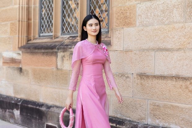 Hoa hậu Ý Nhi rạng rỡ trong tà áo dài truyền thống, chạnh lòng khi lần đầu đón Tết xa gia đình - Ảnh 5. Hoa hậu Ý Nhi rạng rỡ trong tà áo dài truyền thống, chạnh lòng khi lần đầu đón Tết xa gia đình - Ảnh 5.
