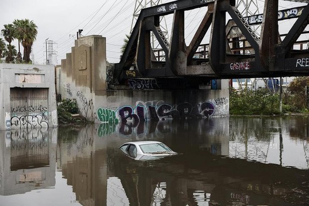 Mỹ: Bang California hứng đòn kép từ sông khí quyển, xe ngập đến nóc - Ảnh 1.