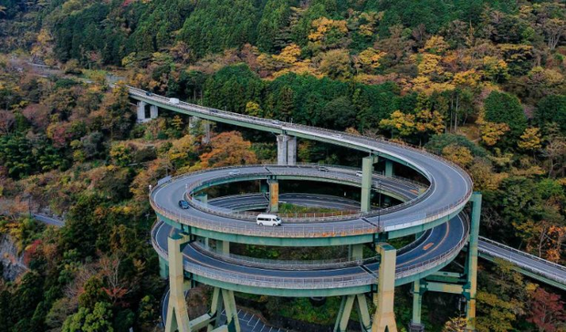 Chứng minh mình có cơ sở hạ tầng không thể đùa, Nhật Bản xây công trình uốn lượn như rắn dài hơn 1.000 mét: Báo chí nước ngoài phải tấm tắc quả là ngoạn mục - Ảnh 1.