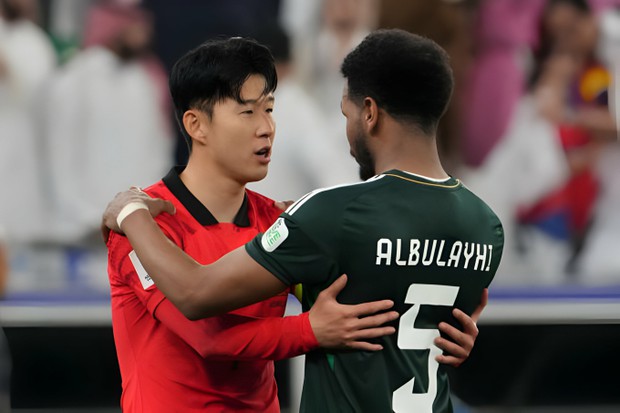 Đội nhà nghẹt thở đi tiếp tại Asian Cup, Son Heung-min không ăn mừng mà có hành động khiến tất cả cảm phục - Ảnh 2.
