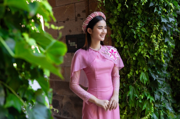Hoa hậu Ý Nhi rạng rỡ trong tà áo dài truyền thống, chạnh lòng khi lần đầu đón Tết xa gia đình - Ảnh 3.