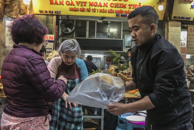 Chợ nhà giàu phố cổ Hà Nội tấp nập người xếp hàng, chen chân mua đồ lễ ngày Táo quân - Ảnh 9.