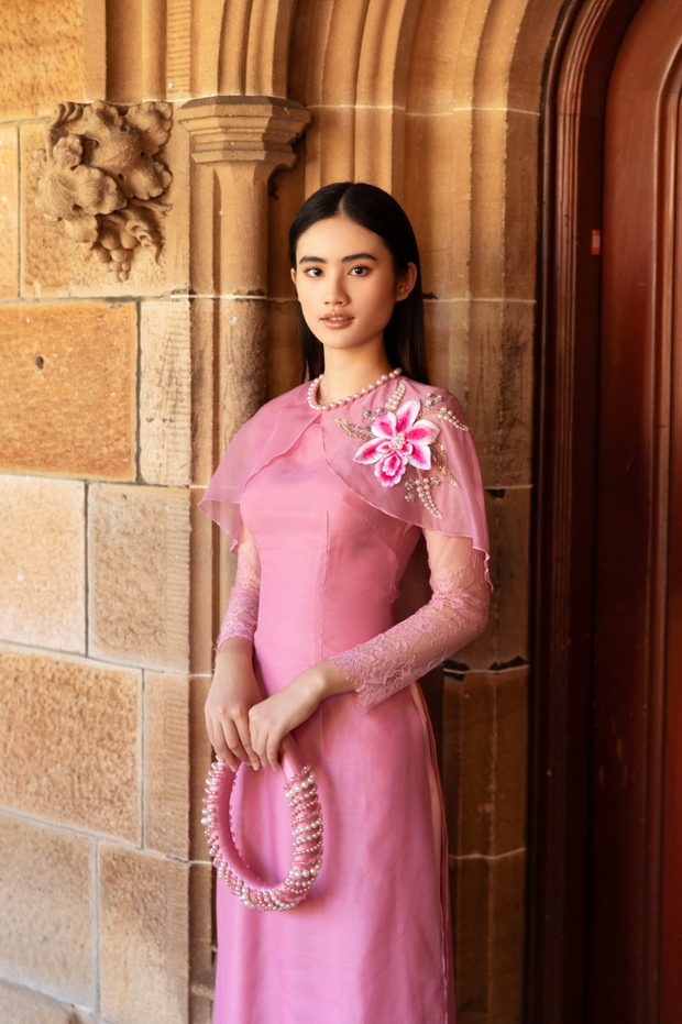 Hoa hậu Ý Nhi rạng rỡ trong tà áo dài truyền thống, chạnh lòng khi lần đầu đón Tết xa gia đình - Ảnh 2. Hoa hậu Ý Nhi rạng rỡ trong tà áo dài truyền thống, chạnh lòng khi lần đầu đón Tết xa gia đình - Ảnh 2.
