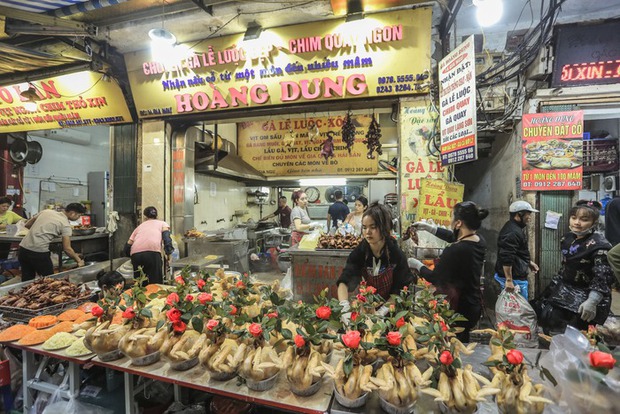 Chợ nhà giàu phố cổ Hà Nội tấp nập người xếp hàng, chen chân mua đồ lễ ngày Táo quân - Ảnh 7.