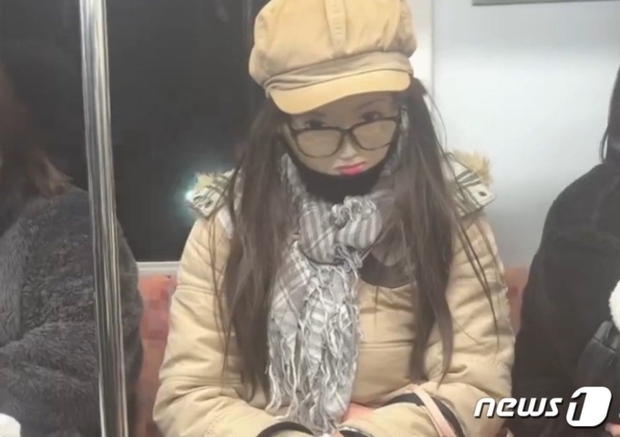 Bức ảnh cô gái ngồi trên tàu điện ngầm: Tưởng bình thường nhưng ẩn chứa bí mật khiến dân tình kinh hãi - Ảnh 1.