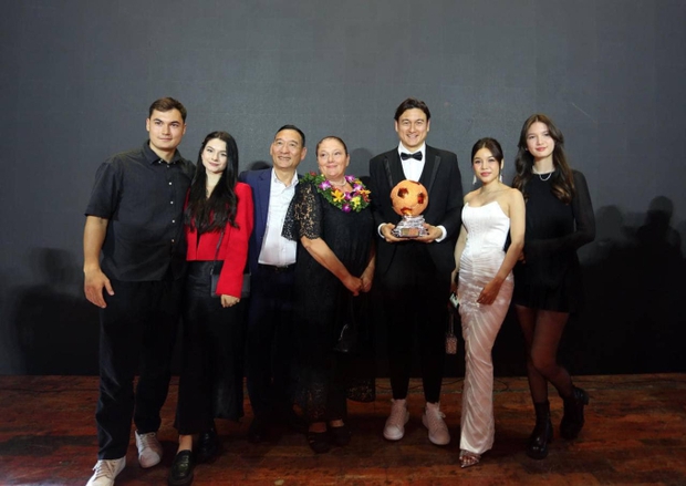 Yến Xuân cùng em gái Lâm Tây chiếm trọn spotlight ở Gala Quả bóng vàng 2023 với vẻ ngoài xinh đẹp, nóng bỏng, nói một điều cảm động về chàng - Ảnh 1.
