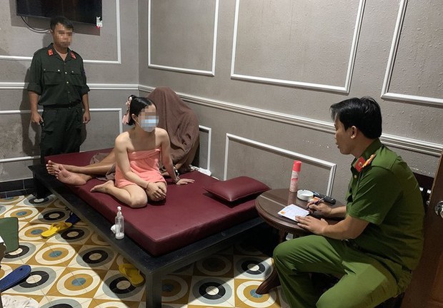 Bắt quả tang nhiều nữ nhân viên massage kích dục cho khách - Ảnh 1.