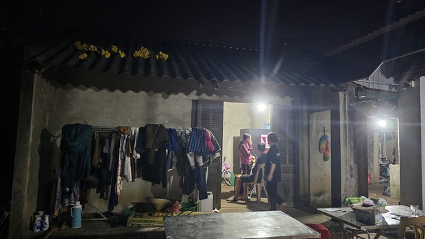 Tang thương bao trùm ngôi nhà cấp 4 của cô gái bị sát hại ở Hà Nội: Tết về con còn sắm sửa bánh kẹo, quần áo, vậy mà... - Ảnh 3.