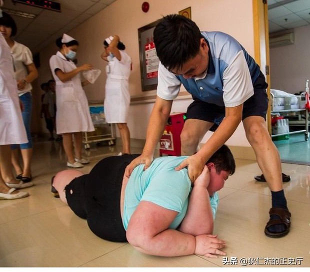 Cậu bé nặng nhất Trung Quốc 14 tuổi đã 150kg, có thể ăn 1 thùng mì gói 1 ngày có kết cục ra sao? - Ảnh 2.