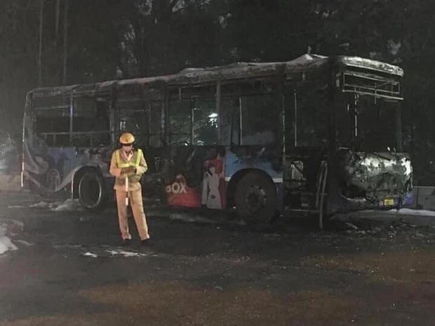Xe buýt bốc cháy ngùn ngụt trên phố Hà Nội - Ảnh 2.