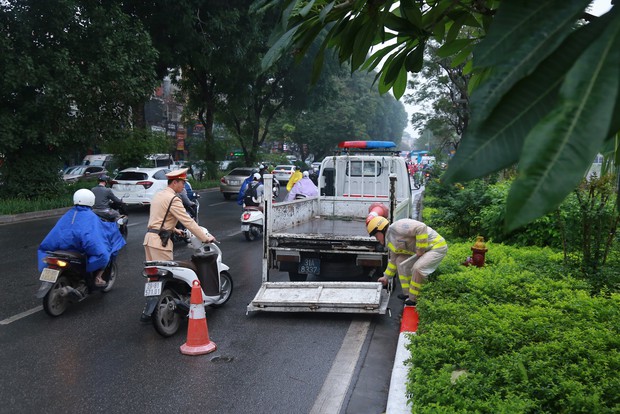 Điều khiển xe đi học không có gương chiếu hậu, nữ sinh cấp 3 bật khóc khi bị tuýt còi - Ảnh 9.