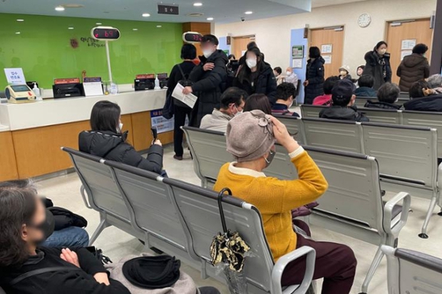 Tình cảnh tại bệnh viện ở Hàn Quốc lúc này: Hơn 9.000 bác sĩ bỏ việc, người bệnh mệt mỏi chờ được thăm khám - Ảnh 3.