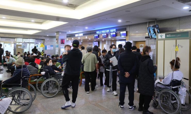 Tình cảnh tại bệnh viện ở Hàn Quốc lúc này: Hơn 9.000 bác sĩ bỏ việc, người bệnh mệt mỏi chờ được thăm khám - Ảnh 2.