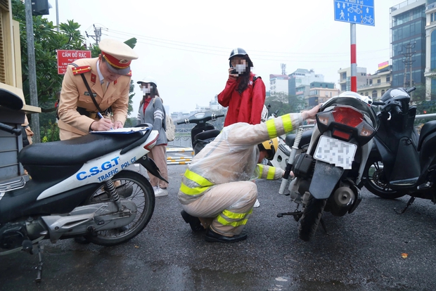 Điều khiển xe đi học không có gương chiếu hậu, nữ sinh cấp 3 bật khóc khi bị tuýt còi - Ảnh 4.