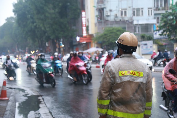 Điều khiển xe đi học không có gương chiếu hậu, nữ sinh cấp 3 bật khóc khi bị tuýt còi - Ảnh 1.