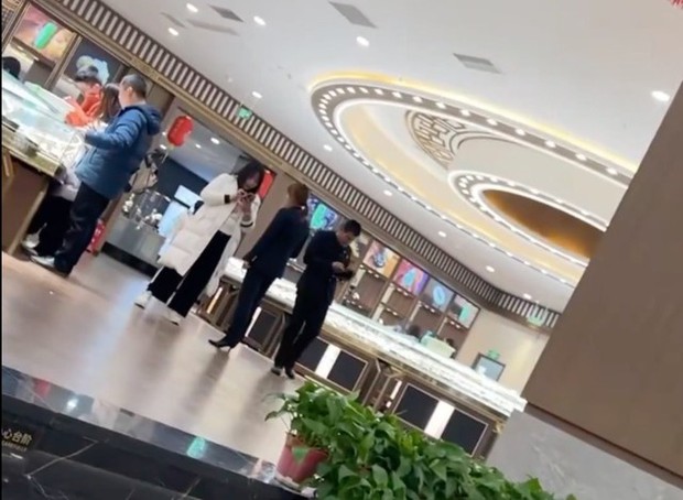 Trung Quốc: Không mua trang sức, du khách bị hướng dẫn viên đuổi khỏi xe - Ảnh 2.