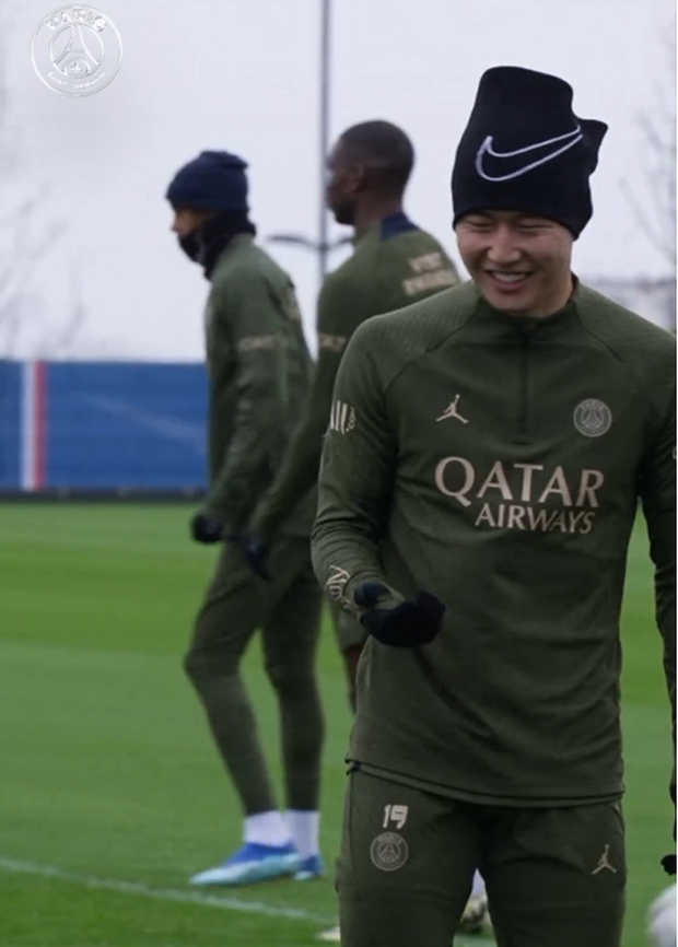 Lee Kang-in vui vẻ trò chuyện