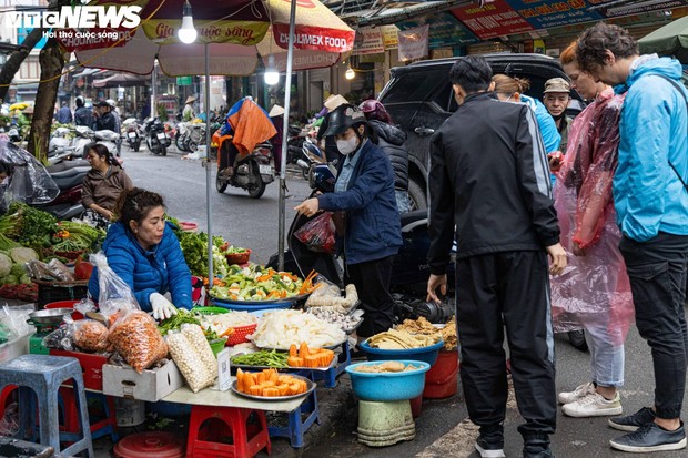 Người Hà Nội đội mưa, dậy sớm đi sắm đồ cúng rằm tháng Giêng - Ảnh 23.