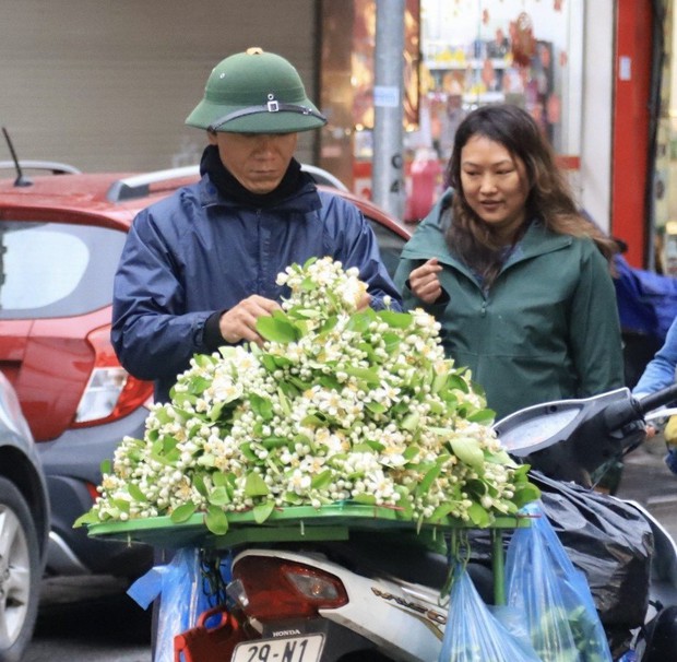 Gà ngậm hoa hồng chợ nhà giàu hút khách ngày rằm tháng Giêng - Ảnh 15.