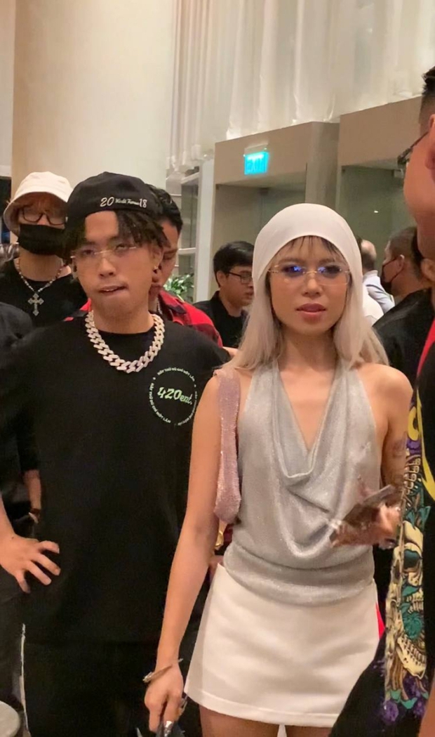 tlinh và WXRDIE khóa môi trên sân khấu minishow