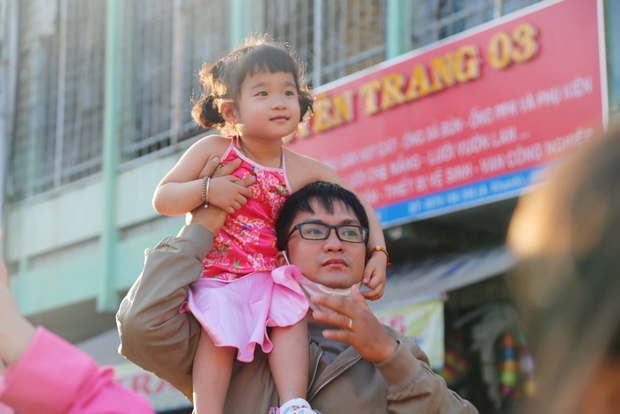 Hàng ngàn người dân TP.HCM đội nắng, chen nhau trên đường xem Bát Tiên - Ảnh 9.