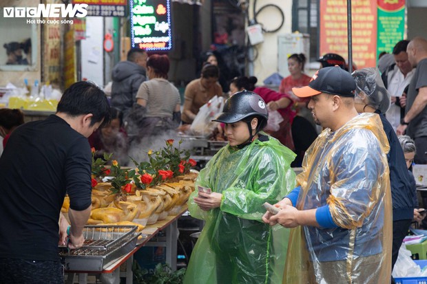 Người Hà Nội đội mưa, dậy sớm đi sắm đồ cúng rằm tháng Giêng - Ảnh 12.