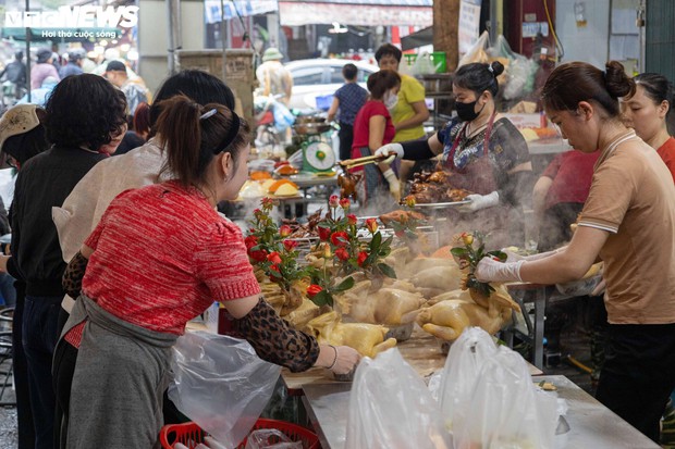 Người Hà Nội đội mưa, dậy sớm đi sắm đồ cúng rằm tháng Giêng - Ảnh 10.