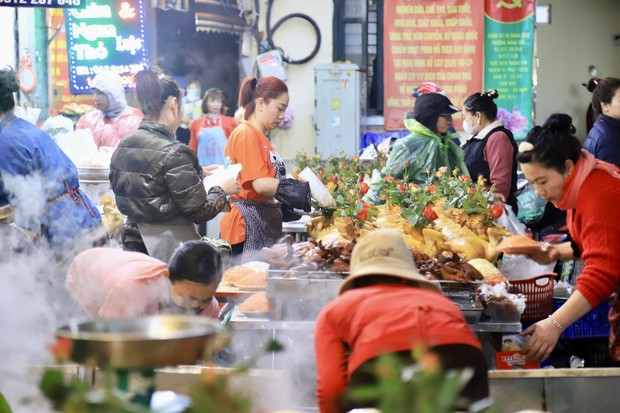 Gà ngậm hoa hồng chợ nhà giàu hút khách ngày rằm tháng Giêng - Ảnh 2.