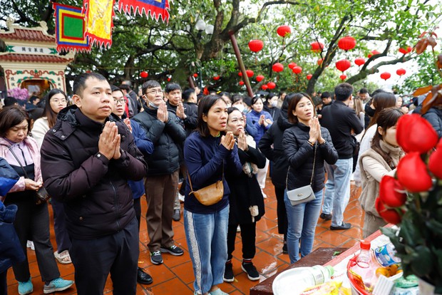 Hà Nội: Hàng nghìn người bất chấp mưa rét đổ về phủ Tây Hồ dâng lễ Rằm tháng Giêng - Ảnh 1.