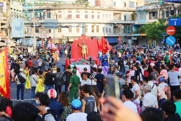 Hàng ngàn người dân TP.HCM đội nắng, chen nhau trên đường xem Bát Tiên - Ảnh 7.