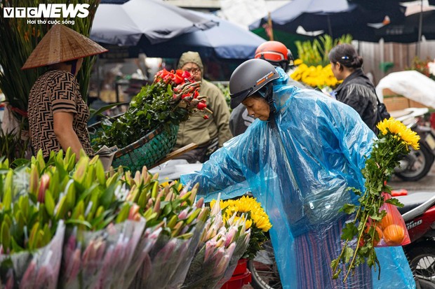 Người Hà Nội đội mưa, dậy sớm đi sắm đồ cúng rằm tháng Giêng - Ảnh 6.