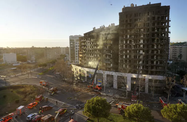 Cháy tòa nhà cao tầng ở Valencia: Số nạn nhân thiệt mạng tăng lên ít nhất 10 người - Ảnh 2.