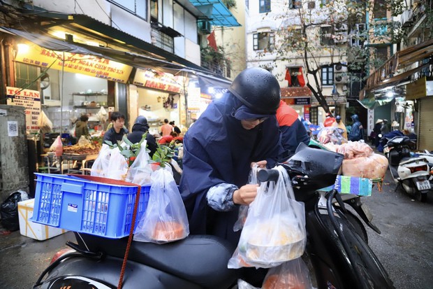 Gà ngậm hoa hồng chợ nhà giàu hút khách ngày rằm tháng Giêng - Ảnh 12.