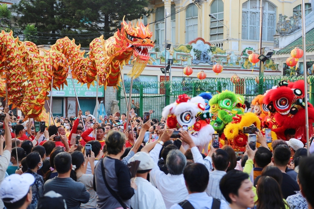 Hàng ngàn người dân TP.HCM đội nắng, chen nhau trên đường xem Bát Tiên - Ảnh 15.