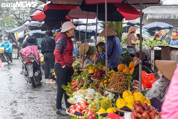 Người Hà Nội đội mưa, dậy sớm đi sắm đồ cúng rằm tháng Giêng - Ảnh 18.