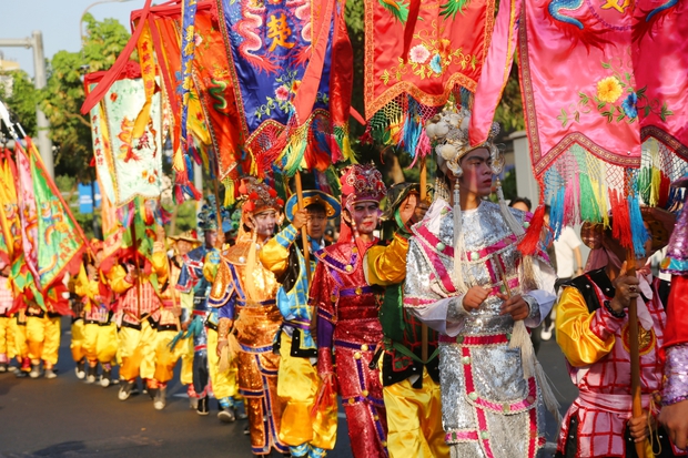 Hàng ngàn người dân TP.HCM đội nắng, chen nhau trên đường xem Bát Tiên - Ảnh 13.