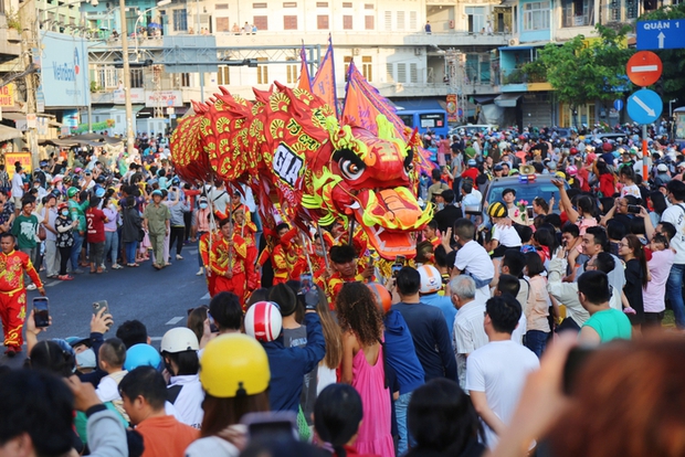 Hàng ngàn người dân TP.HCM đội nắng, chen nhau trên đường xem Bát Tiên - Ảnh 12.