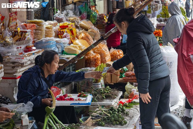 Người Hà Nội đội mưa, dậy sớm đi sắm đồ cúng rằm tháng Giêng - Ảnh 16.