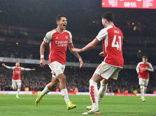 Sân Emirates sặc mùi thuốc pháo, Arsenal bám sát ngôi đầu - Ảnh 1.