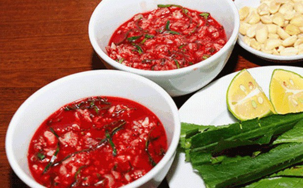 Nam bảo vệ nguy kịch do nhiễm vi khuẩn trong món khoái khẩu - Ảnh 2.