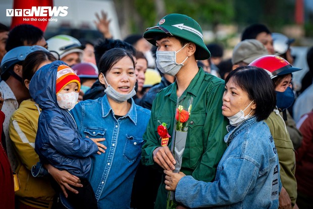 Lời nhắn nhủ xúc động của cha, cái ôm bịn rịn của con gái ngày tân binh nhập ngũ - Ảnh 2.