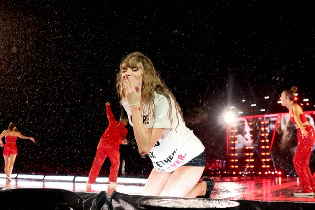Hai lần Taylor Swift tặng nón cho fan nhí bị ung thư ở The Eras Tour: Món quà tinh thần vô cùng ý nghĩa! - Ảnh 4.