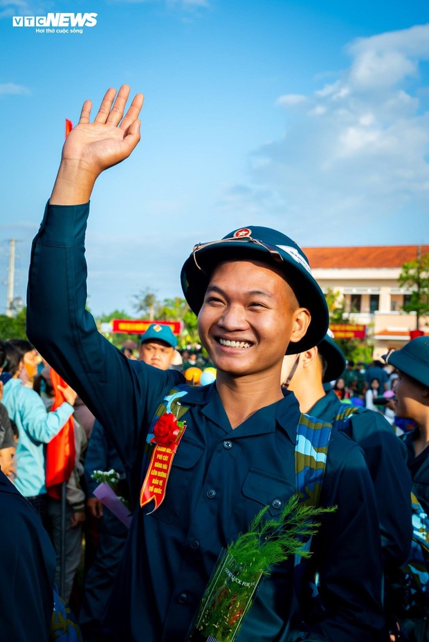 Lời nhắn nhủ xúc động của cha, cái ôm bịn rịn của con gái ngày tân binh nhập ngũ - Ảnh 12.