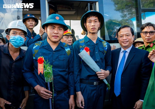 Lời nhắn nhủ xúc động của cha, cái ôm bịn rịn của con gái ngày tân binh nhập ngũ - Ảnh 11.