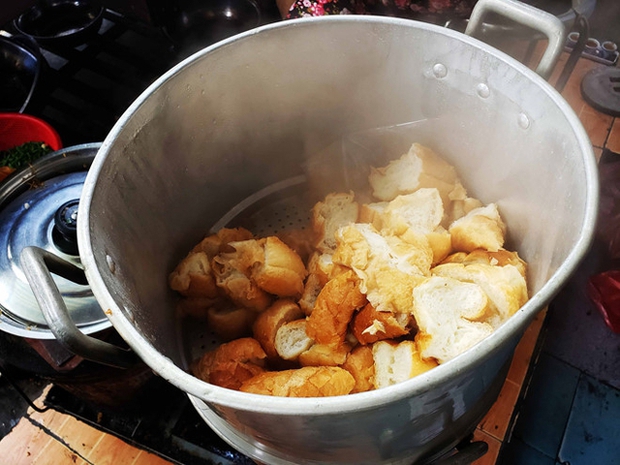 Khách Tây trầm trồ món làm từ bánh mỳ người Việt cũng ít nghe: Tưởng không ngon mà ngon không tưởng - Ảnh 2.