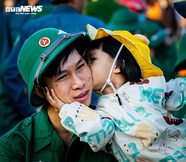 Lời nhắn nhủ xúc động của cha, cái ôm bịn rịn của con gái ngày tân binh nhập ngũ - Ảnh 9.